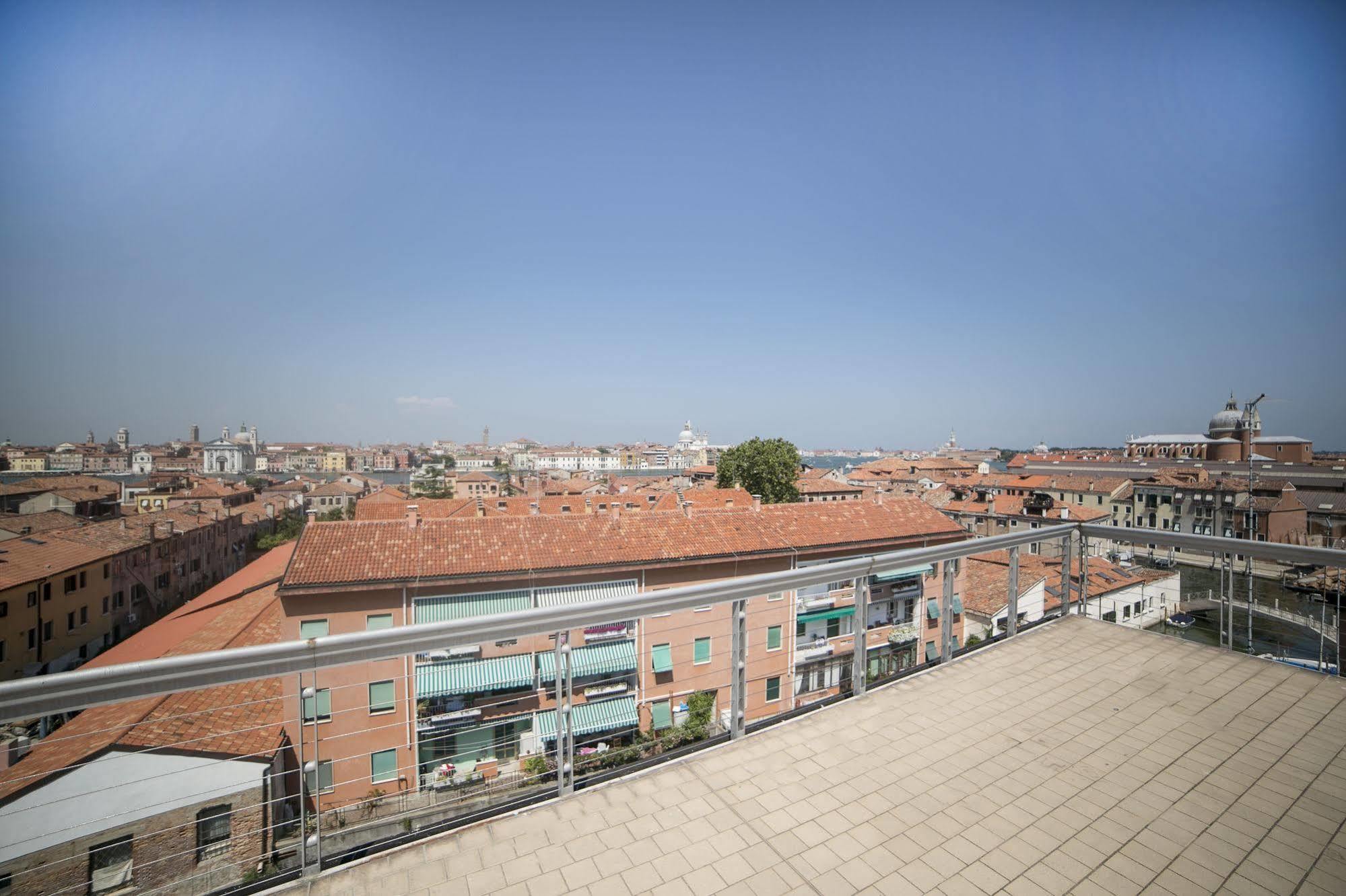 Sunny Terrace Hostel เวนิส ภายนอก รูปภาพ
