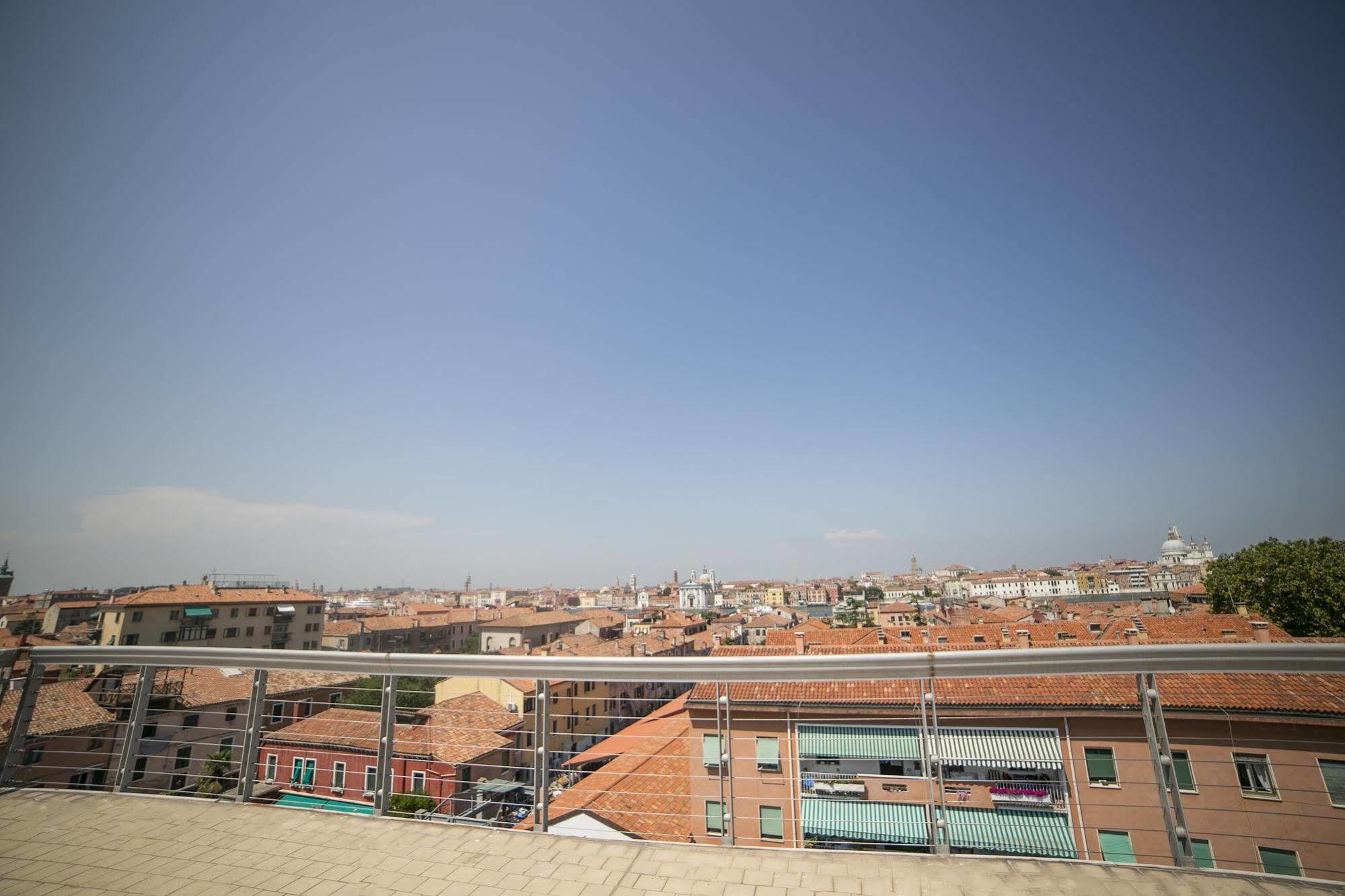 Sunny Terrace Hostel เวนิส ภายนอก รูปภาพ